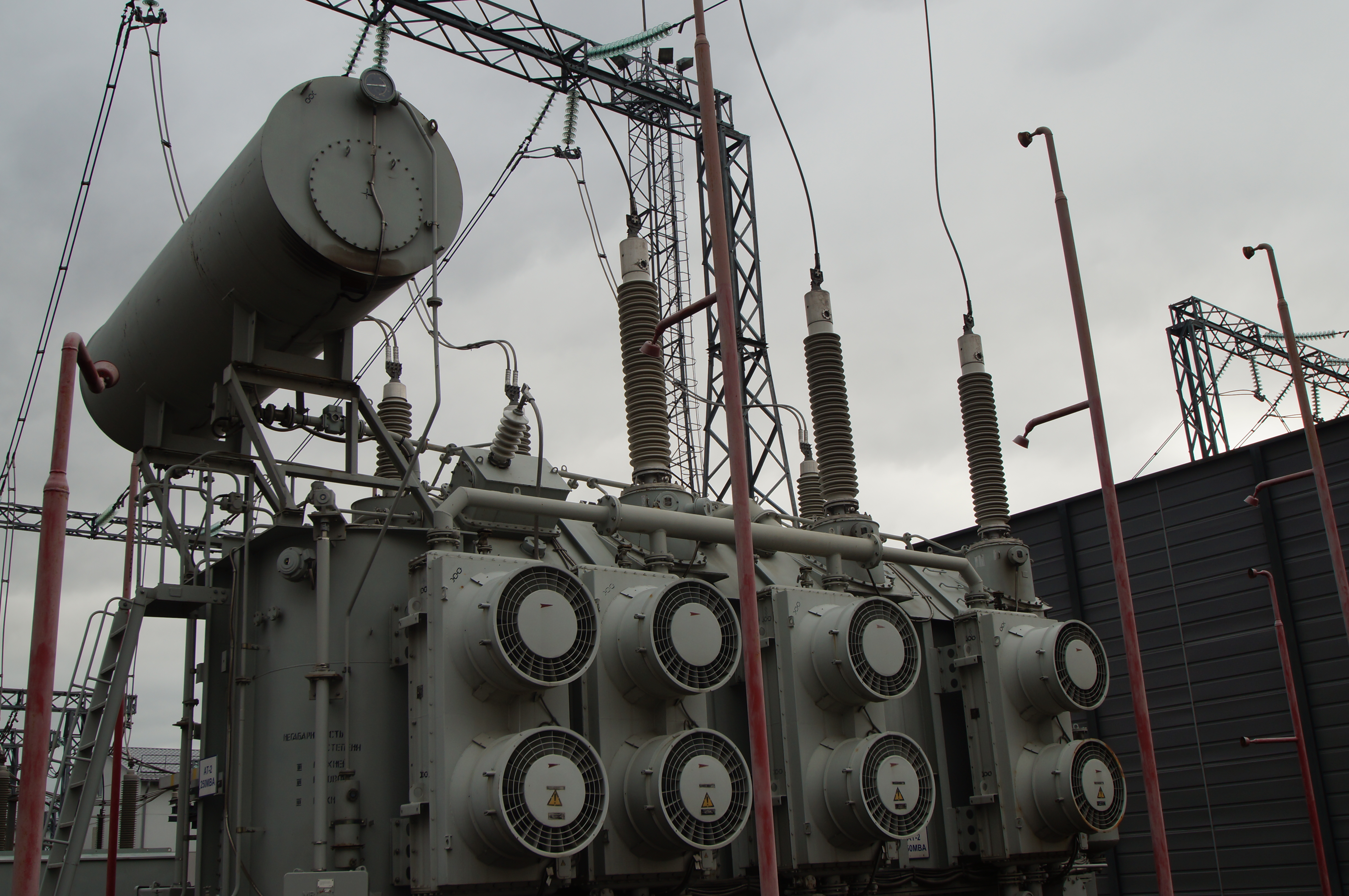 Izolyator high-voltage bushings on a transformer of S/S Sloboda of MOESK