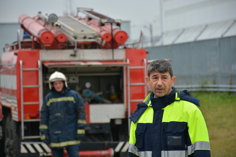 Boris Sobelman is instructing Izolyator plant staff members before starting a fire safety drill