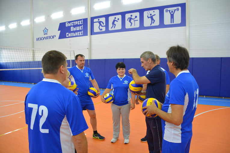 AVL volleyball school trainer Sergey Novikov is giving a drill of elements of the game to Izolyator plant’s volleyball players