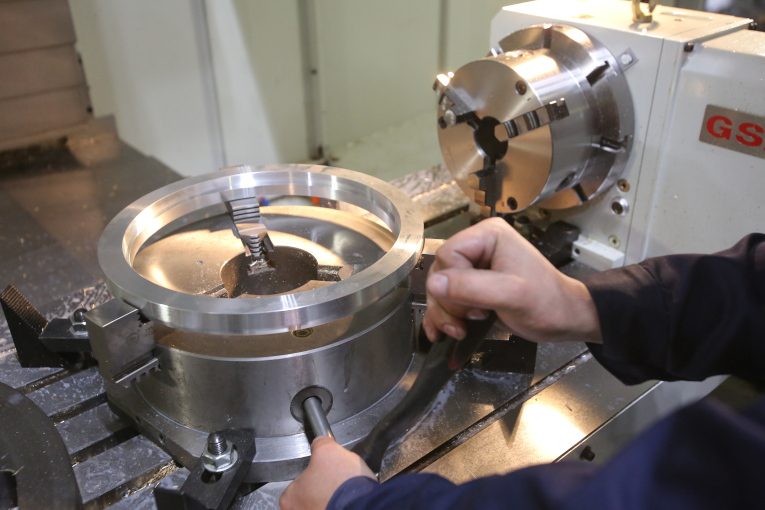 Positioning a part for high precision treatment