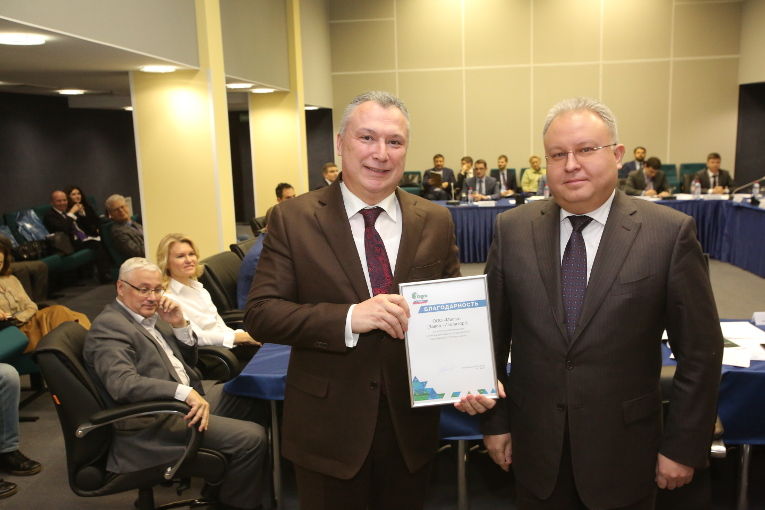 Chairman of RNC CIGRE — Head of FGC UES Andrey Murov is awarding Izolyator represented by Alexander Slavinsky with a Letter of Recognition for activity in the business agenda of the Russian delegation at the 47th CIGRE Session