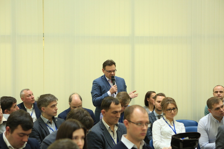 Oleg Bakulin participates in the MOESK dialogue with suppliers of power equipment (photo: MOESK)