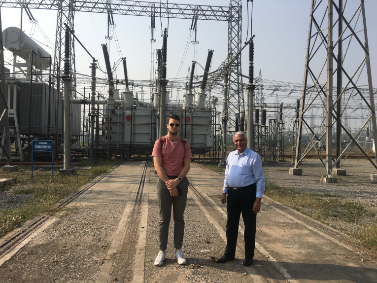 Dmitry Orekhov and Ashok Singh at the Bamnauli 400 kV substation of Delhi Transco Limited. In the background — an autotransformer with 420 and 252 kV high-voltage Izolyator bushings