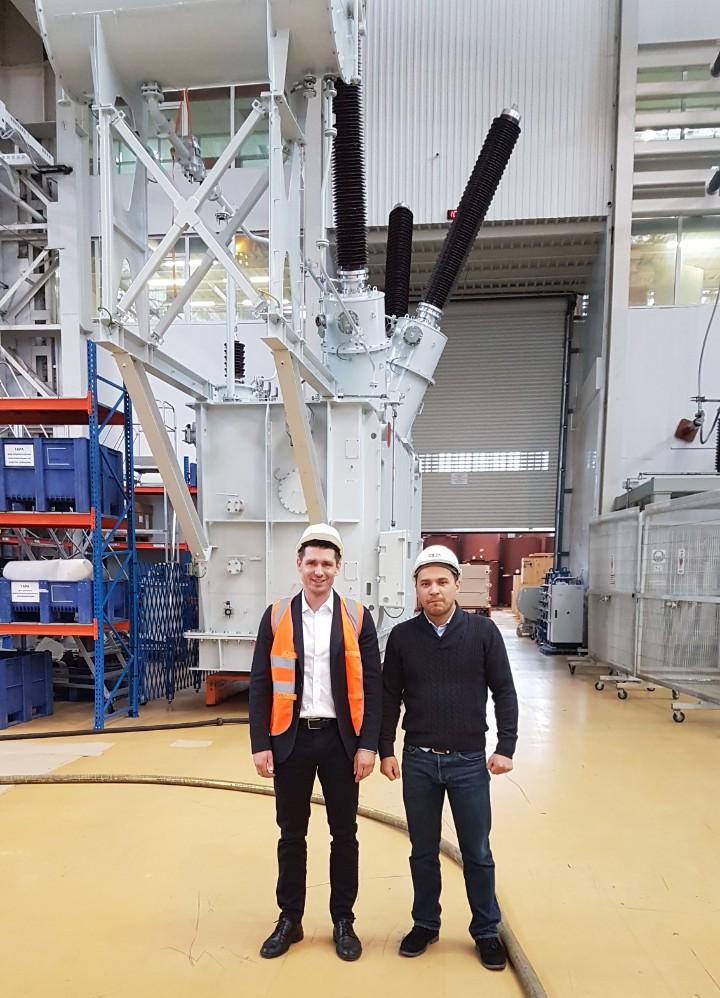 Maxim Zagrebin (left) and SVEL Group Procurement Manager Danila Safin at the SVEL — Power Transformers plant in Yekaterinburg. In the background — a SVEL transformer with Izolyator 330 kV bushings  