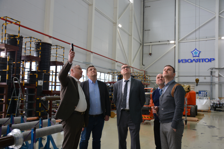 The management of the Sevcable Group of Companies and the Sevcable Scientific Research Institute in the Izolyator plant assembly shop
