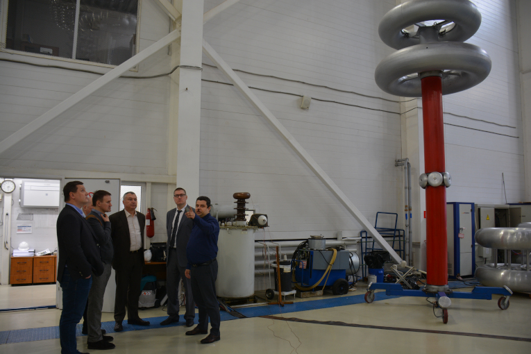 Dmitry Ivanov presents the equipment of the Izolyator test center to the management of Sevcable Group of Companies and Sevcable Scientific Research Institute