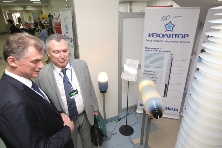 Head of Department of World Electric Power Industry of MGIMO University, member of the Management Board Bureau of the Russian Engineering Union Nikolay Shvets and Alexander Slavinsky at the Izolyator stand at the technical exhibition of the Reporting Conference on the 47th Session of CIGRE