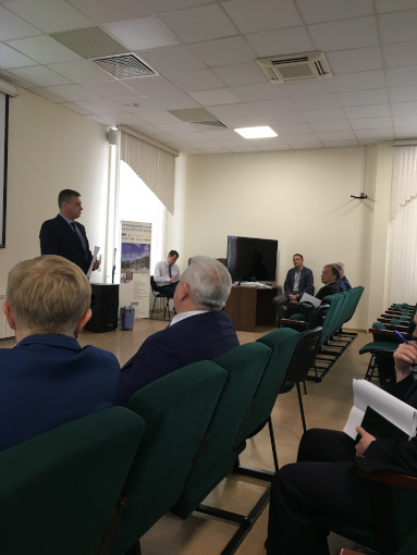 Maksim Smolentsev, Acting First Deputy General Director, Chief Engineer of MPS Siberia, speaks to the meeting participants — manufacturers and suppliers of power equipment.