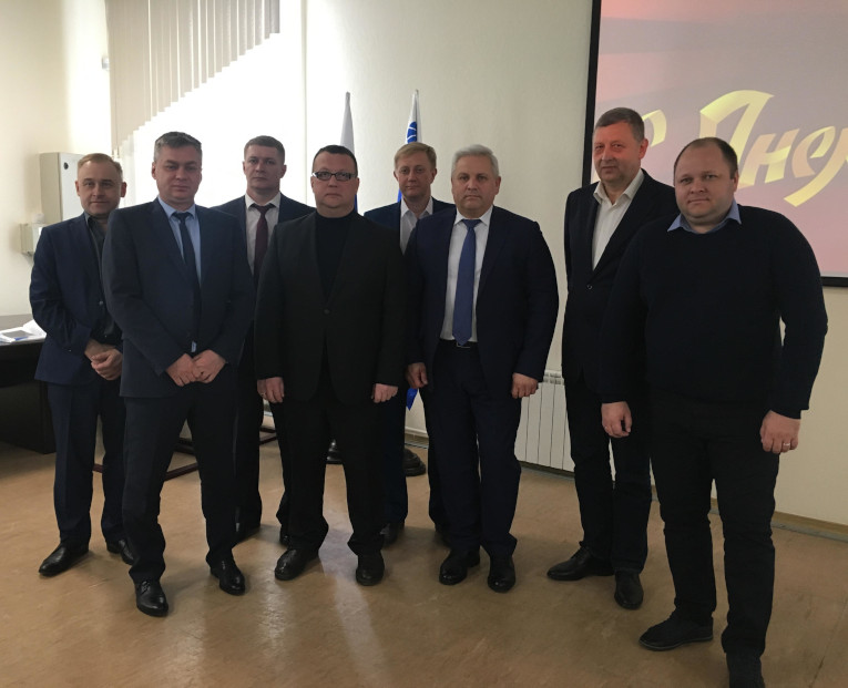 Dmitry Mashinistov (right) and Konstantin Sipilkin (second from right) are in the MPS Siberia among the participants of the meeting with manufacturers and suppliers of power equipment