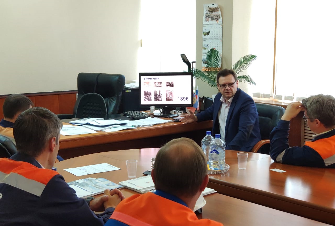 Oleg Bakulin makes a presentation of Izolyator plant at Kostromskaya TPP
