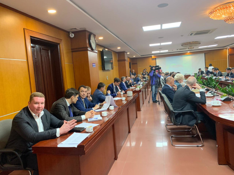 Ivan Panfilov (R) at a meeting of the Russian-Vietnamese Subcommission on Industrial Cooperation