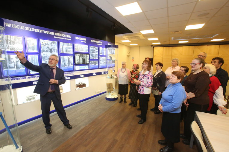 Victor Kiryukhin introduces members of the veterans’ choir ‘Singing Hearts’ with the history and present-day life of Izolyator