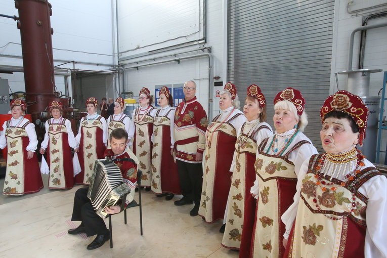 Performance of the Singing Hearts Choir from Dedovsk, Moscow region at Izolyator plant, Mikhail Kuzmin accompanying