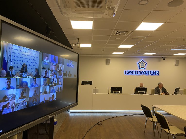 A video-conference session at the Izolyator plant with participants of the Rosseti Center, Rosseti Center and Volga Region companies meeting with suppliers
