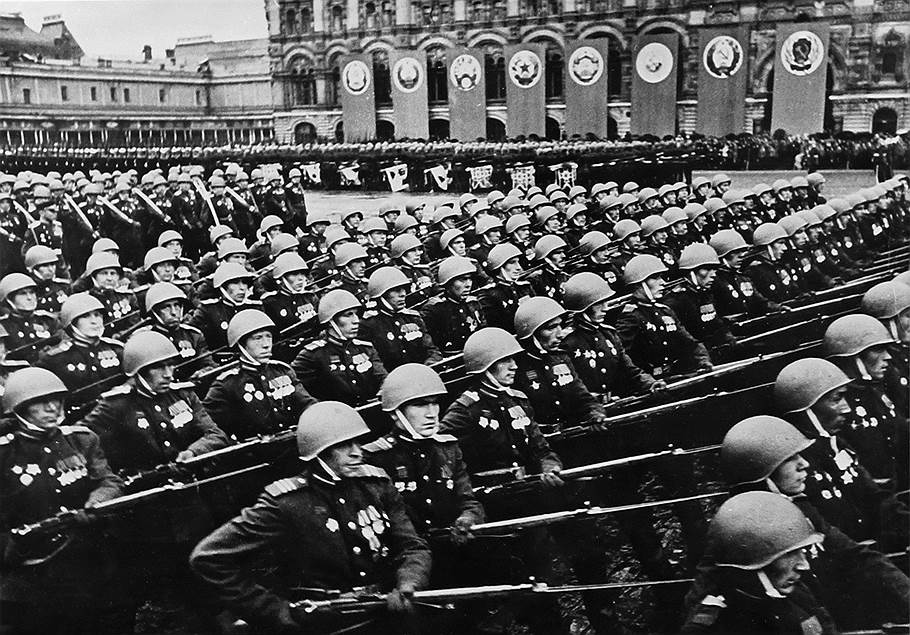 Parade of Red Army troops on the Red Square of Moscow on June 24, 1945 — The Victory Parade (photo: Mikhail Ananyin)