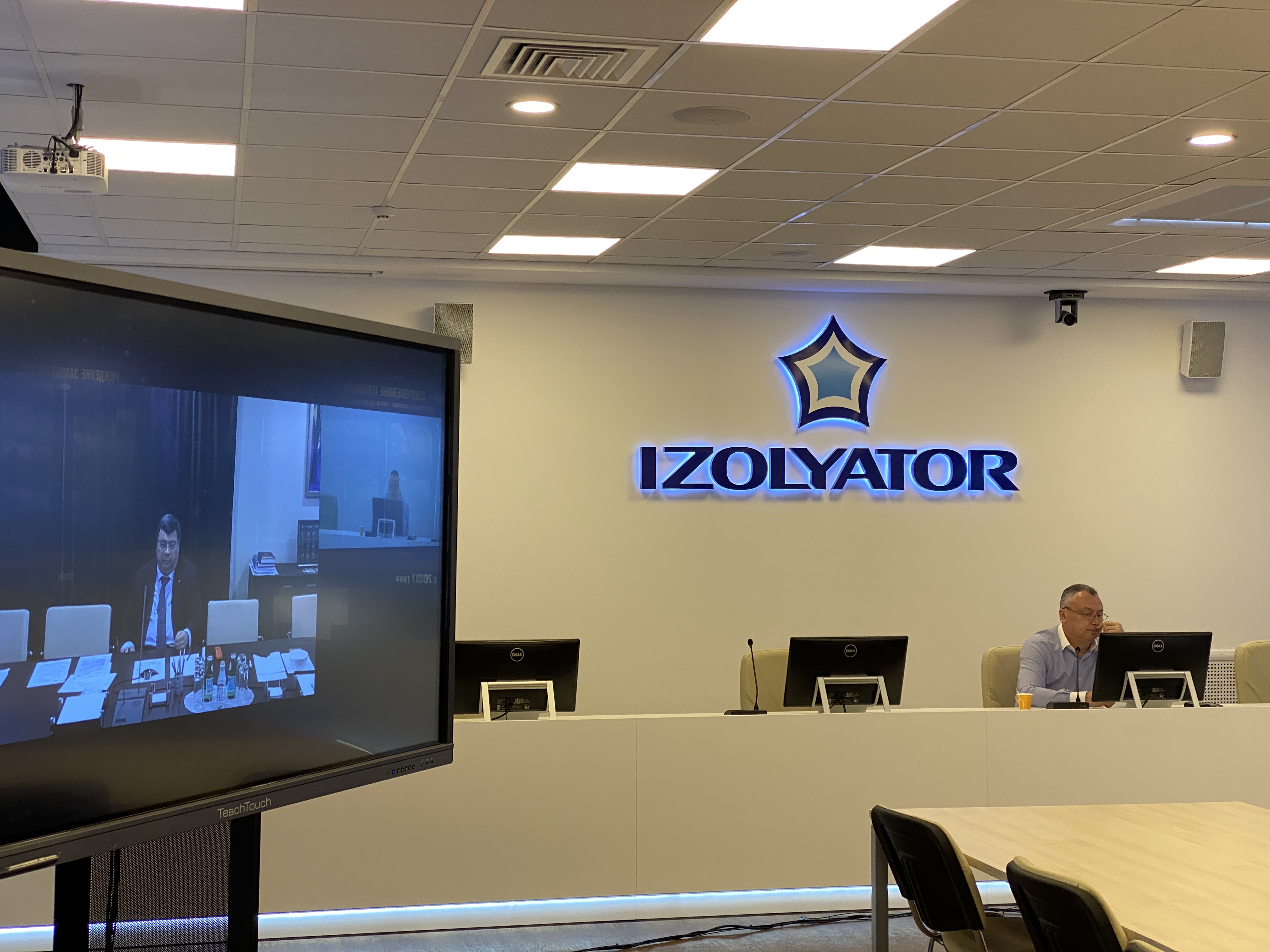 CEO of Electrozavod Holding Company Leonid Makarevich and CEO of Zavod Izolyator LLC Alexander Slavinsky at a video conference