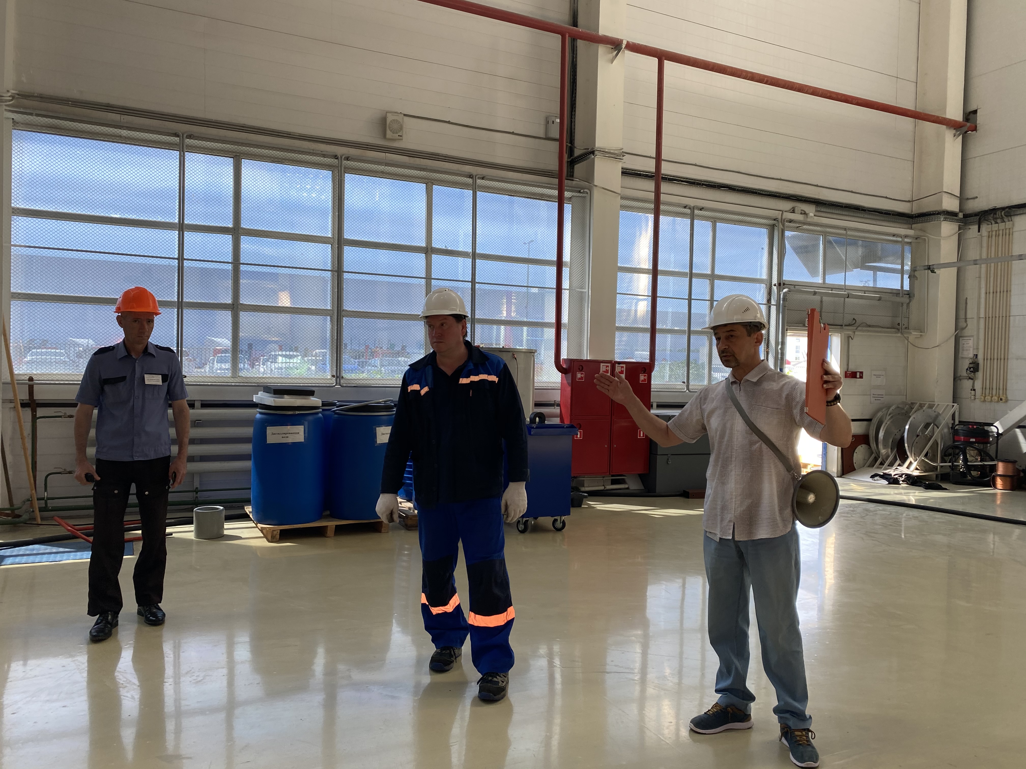 Boris Sobelman is giving a exercise assignment to the Izolyator employees