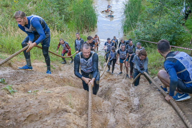 Water and mud are regular companions of an extreme race