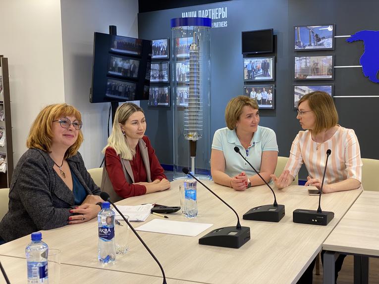 Izolyator staff members at the online broadcast of the CIGRE WiE forum, L — Marina Vladimirova