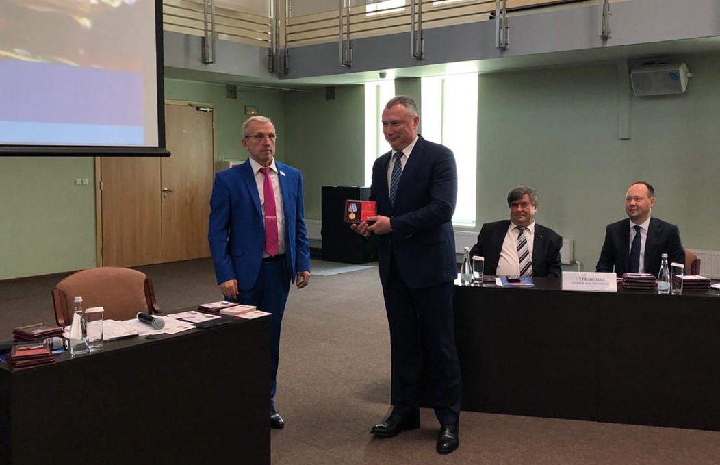 Alexander Slavinsky is receiving the 100 Years of the GOELRO Plan jubilee medal