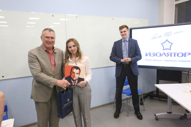 The authors of the most interesting questions received a special corporate gift — a photo album ‘25 Years of Creation’ about the activities of A. Slavinsky as the head of Izolyator plant