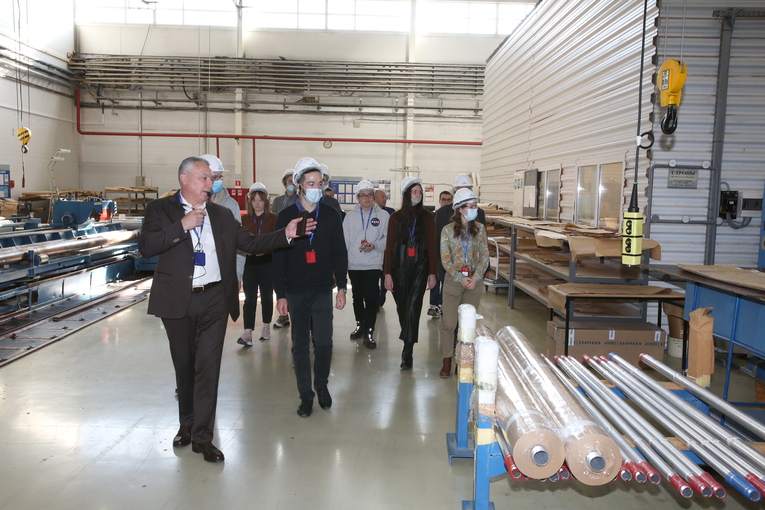 Tour of the insulation making shop: internal and external insulation of high-voltage bushings