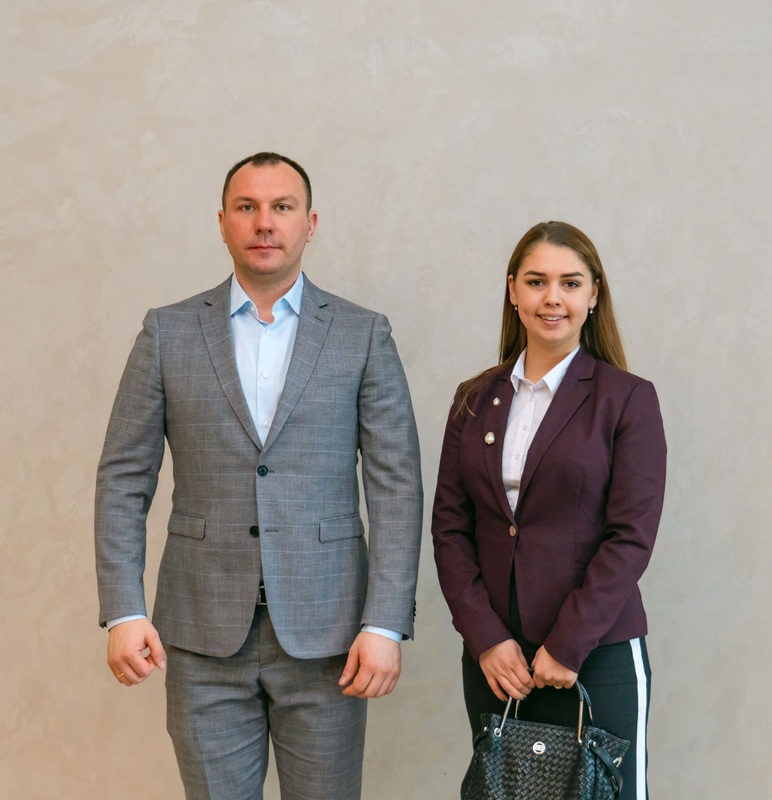 Третий секретарь Посольства России в Узбекистане Виктория Лощинина и Максим Осипов